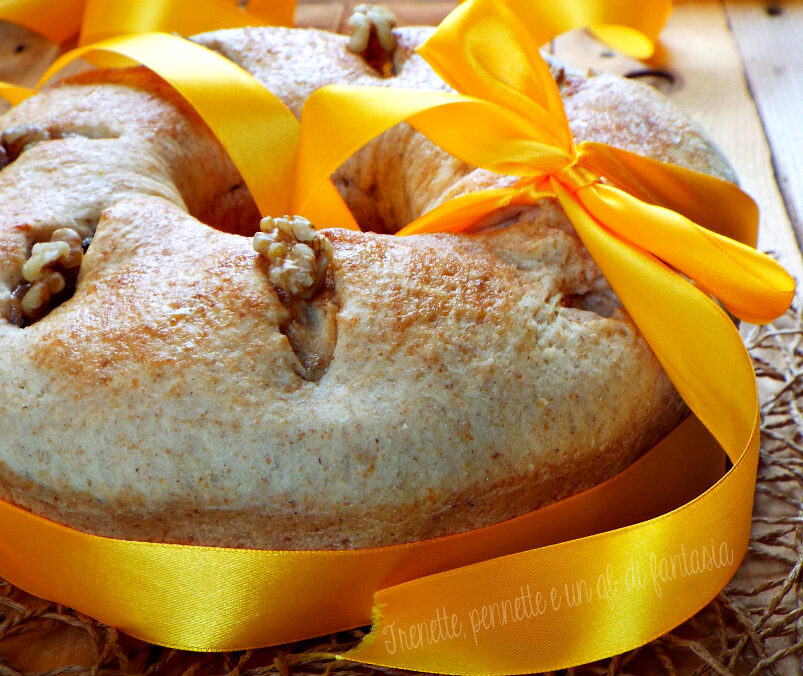Ciambella alle noci con crema di latte e cioccolato