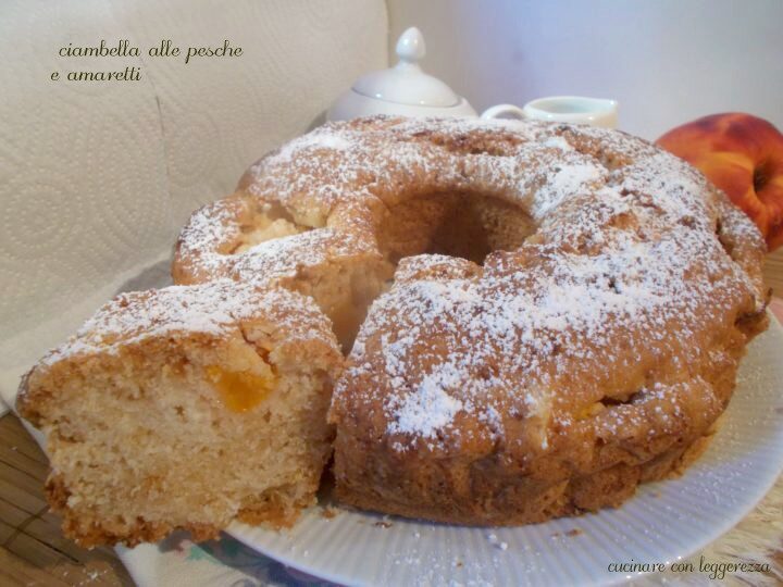 Ciambella alle pesche e amaretti