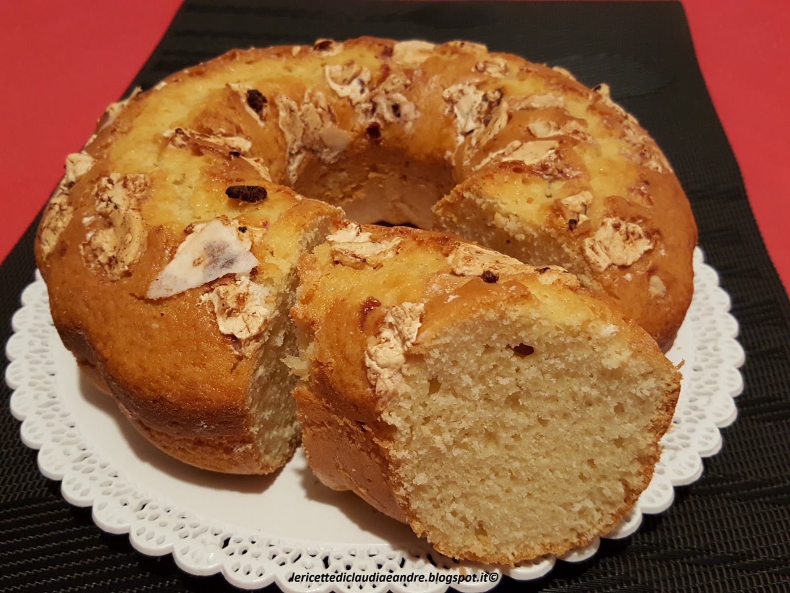 Ciambella all’olio con yogurt e torrone ai frutti di bosco