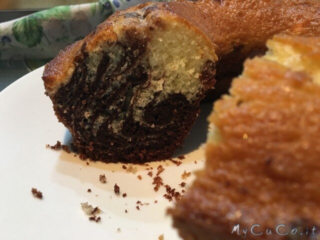 Ciambella bicolore con yogurt