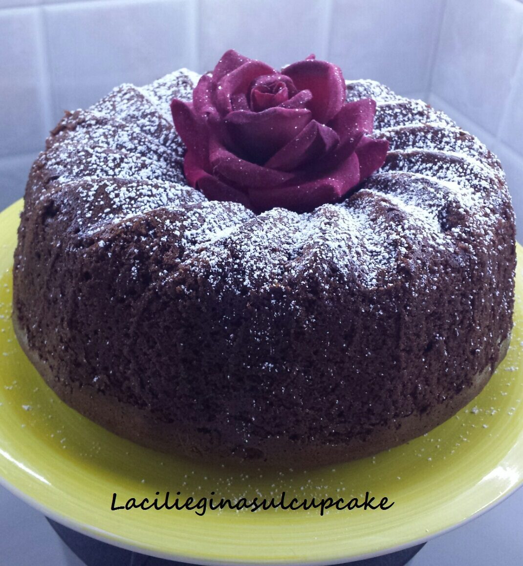 Ciambella cioccorum: soffice ciambella al cioccolato e cuore al rum