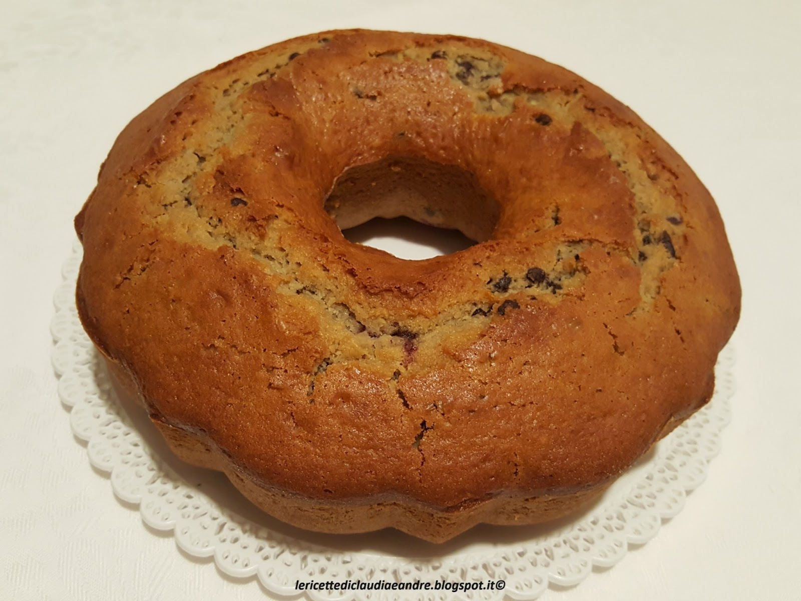 Ciambella con amarene e gocce di cioccolato, al olio