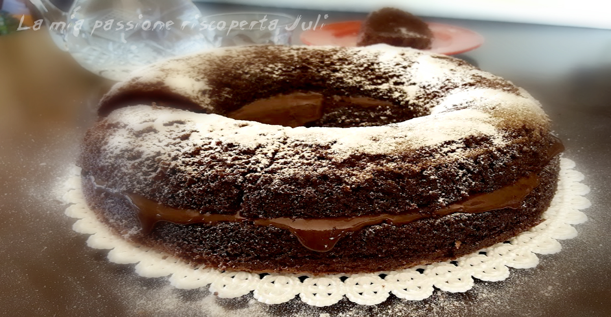 Ciambella con cacao e salsa di cioccolato