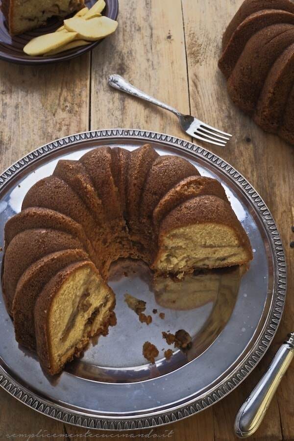 Ciambella con cachi mela cannella e noci