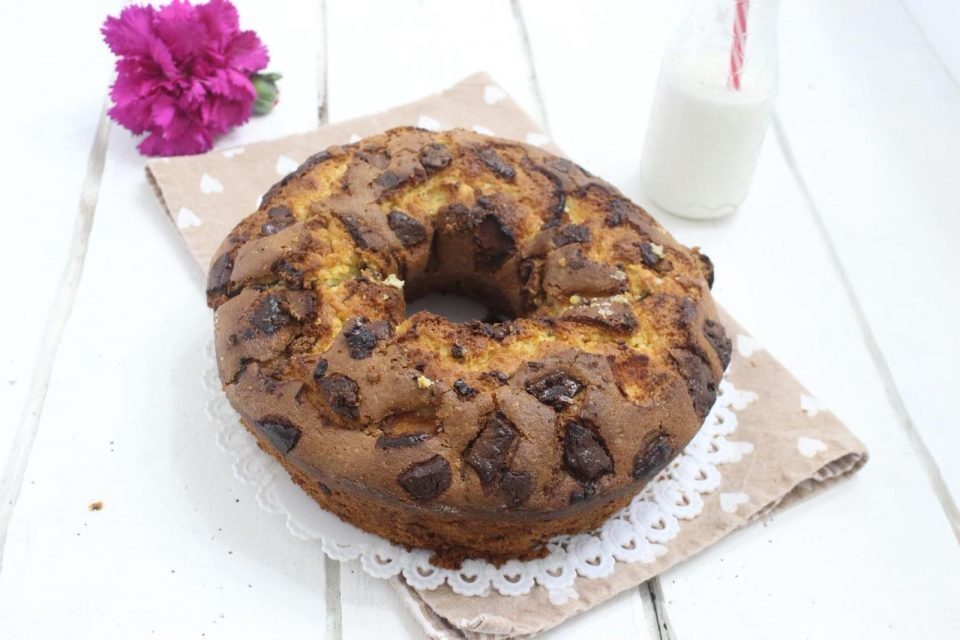 Ciambella con cioccolato delle uova di pasqua