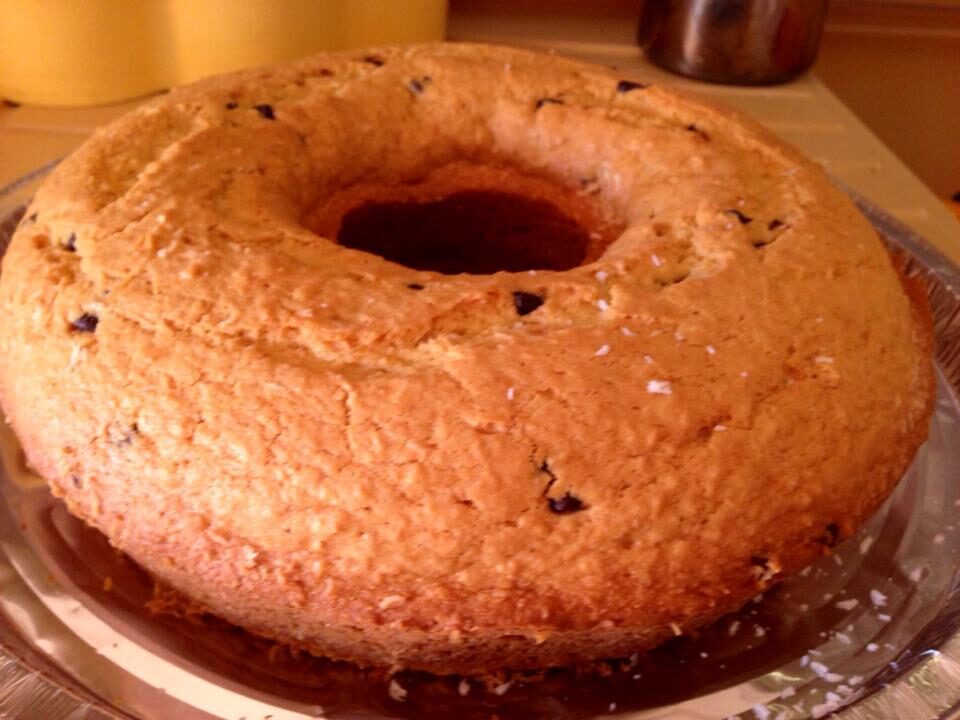 Ciambella con cocco e gocce di cioccolata