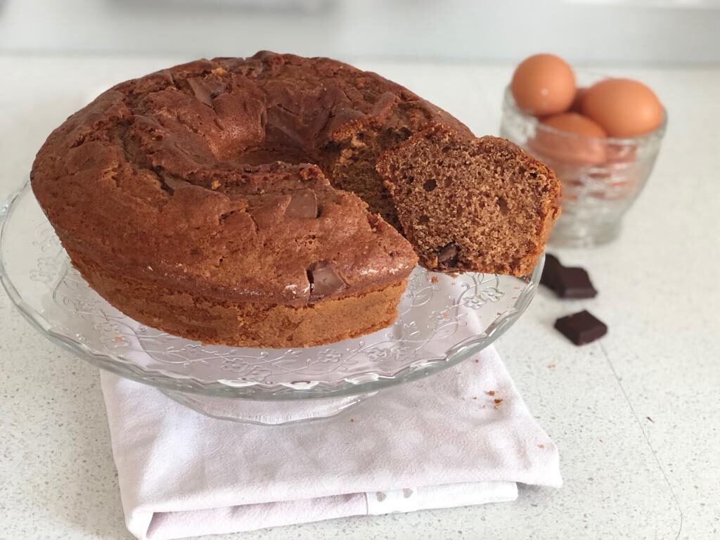 Ciambella con il cioccolato delle uova di pasqua