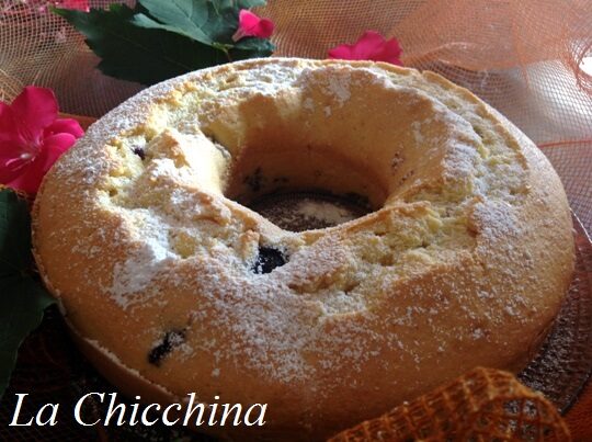 Ciambella con mirtilli e cioccolato bianco