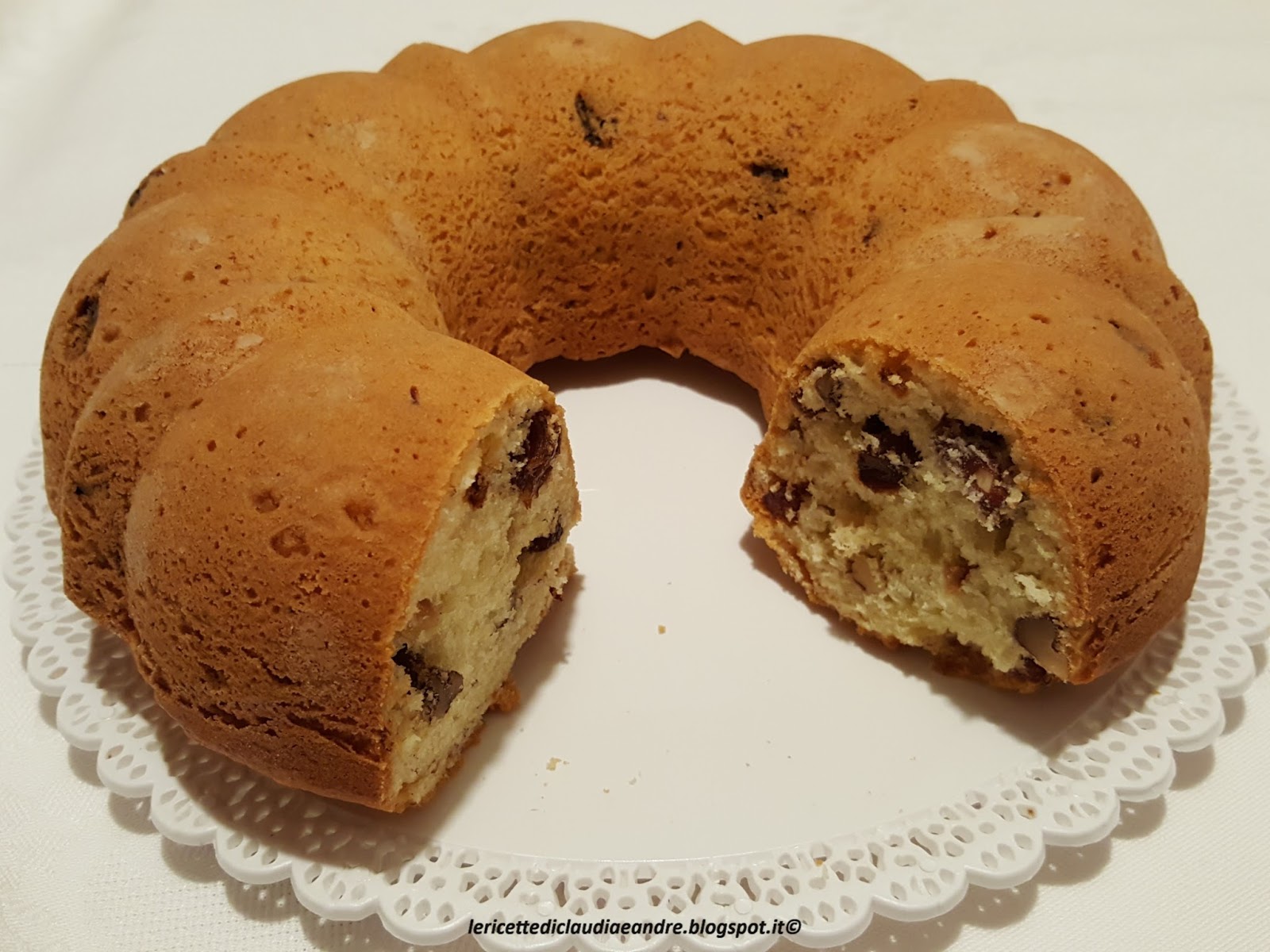 Ciambella con nocciole, noci e uvetta, al olio