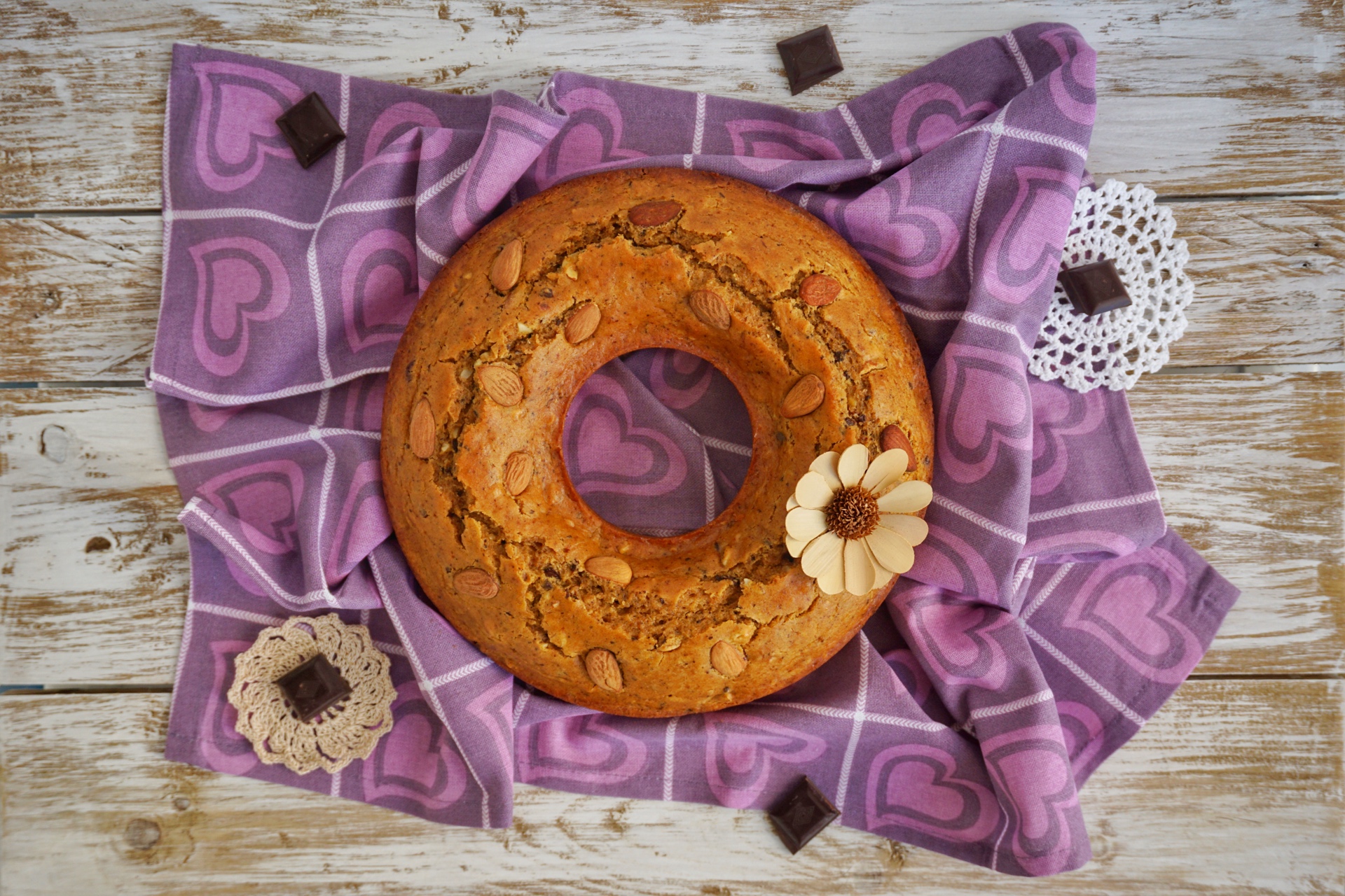 Ciambella con ricotta, cioccolato e mandorle