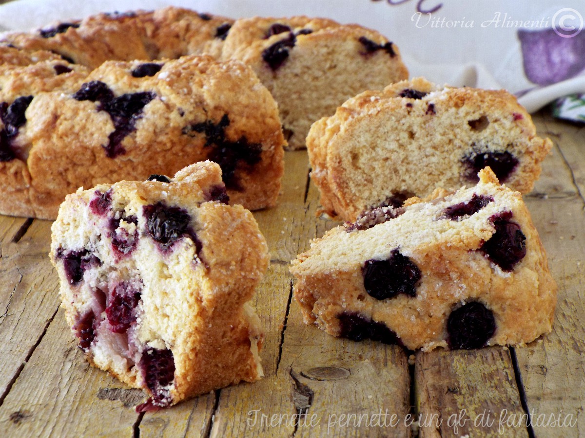 Ciambella di frolla con pesca e mirtilli