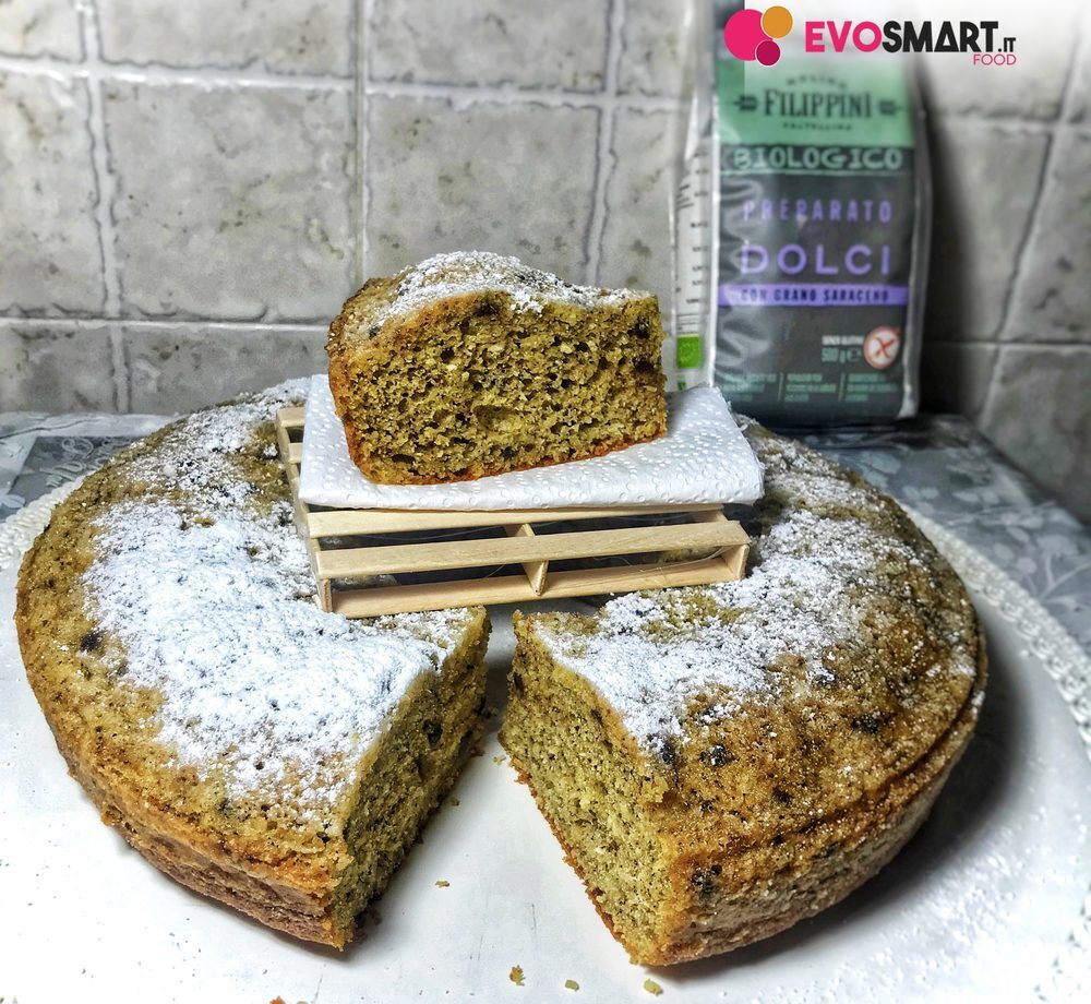 Ciambella di grano saraceno con cocco, banana e gocce di cioccolato