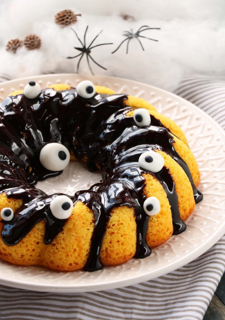 Ciambella di halloween con zucca, mandorle e succo di arancia senza glutine