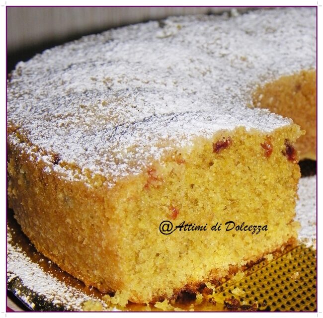 Ciambella di mais e gocce di frutti di bosco