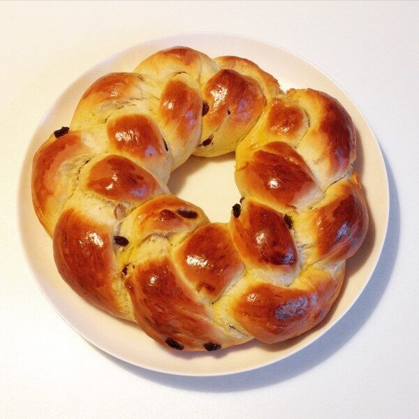 Ciambella di pasta briosce con uvetta e miele di castagno