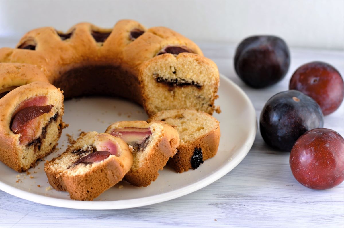 Ciambella di prugne e marmellata cotta in versilia
