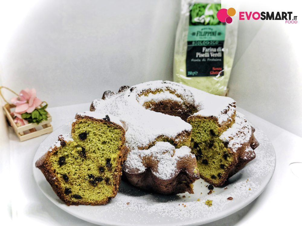 Ciambella dolce con farina di piselli , nocciole e gocce di cioccolato