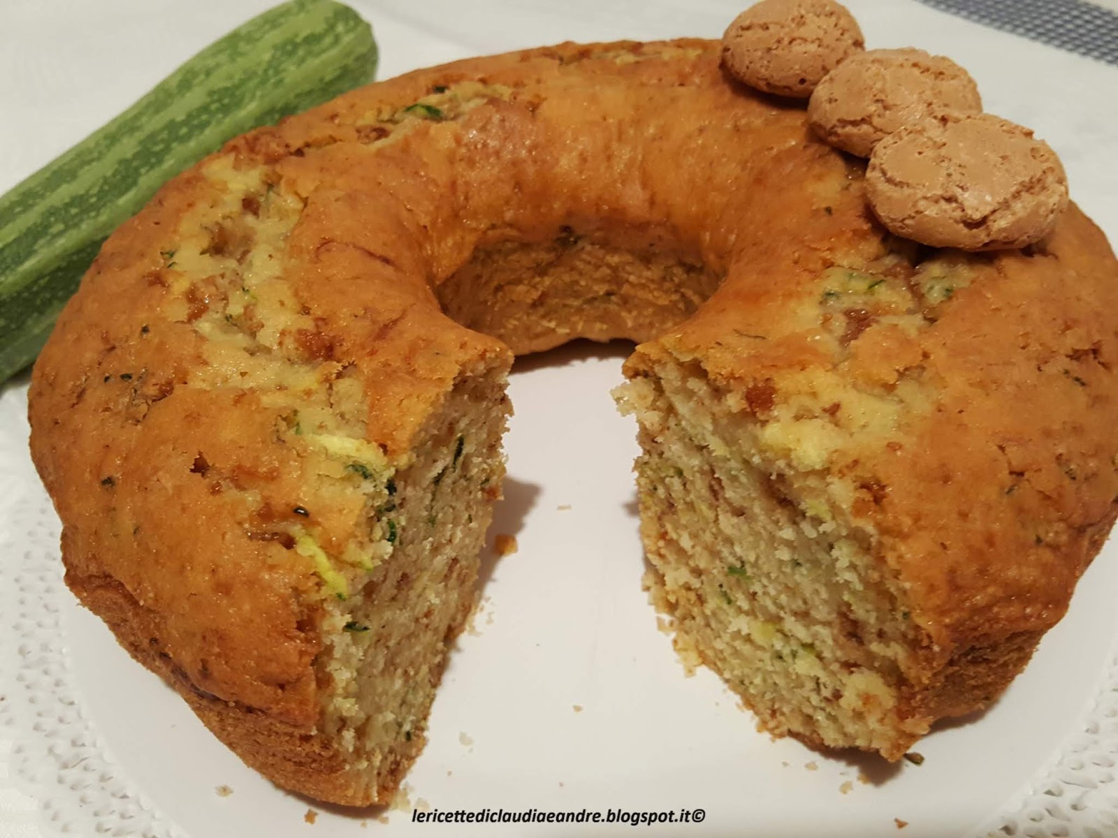 Ciambella dolce con zucchine e amaretti all’olio
