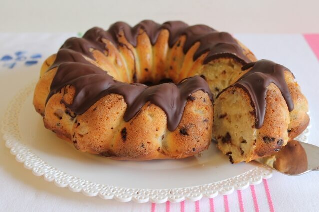 Ciambella fragole e gocce di cioccolata