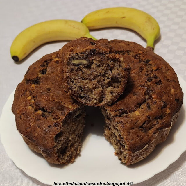 Ciambella integrale alle banane, tris di cioccolato e noci, senza zucchero aggiunto