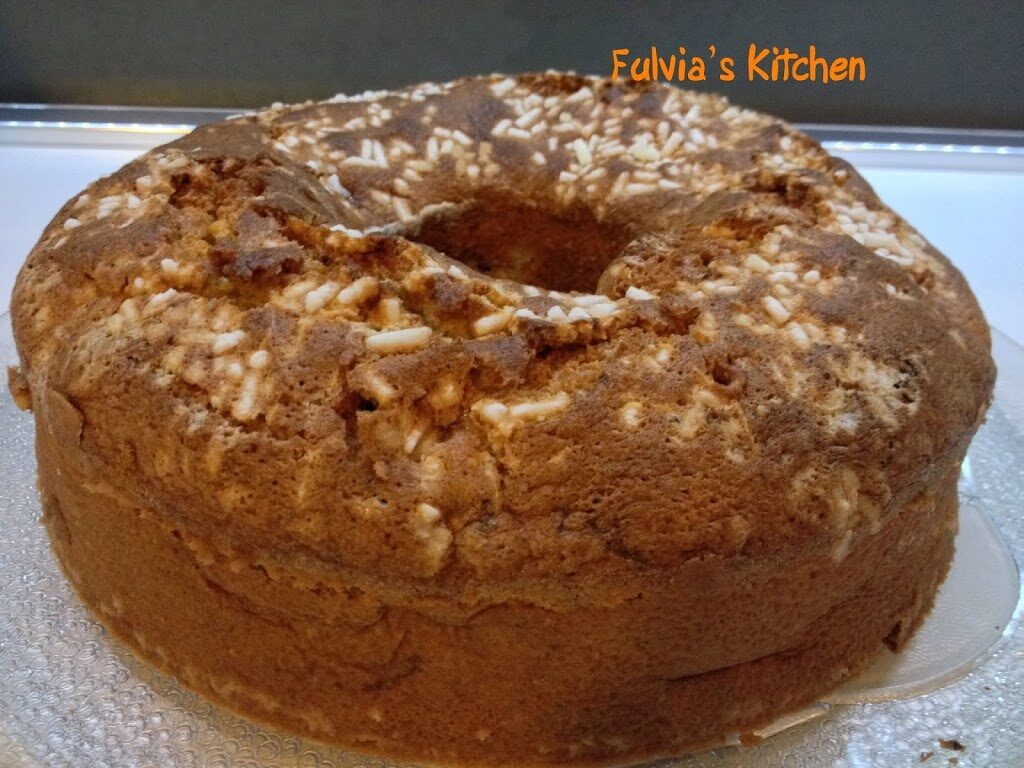 Ciambella integrale con mele e panna montata