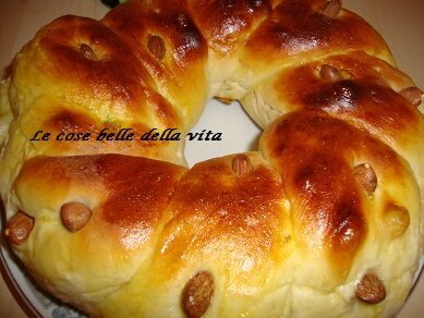 Ciambella intrecciata di pane dolce