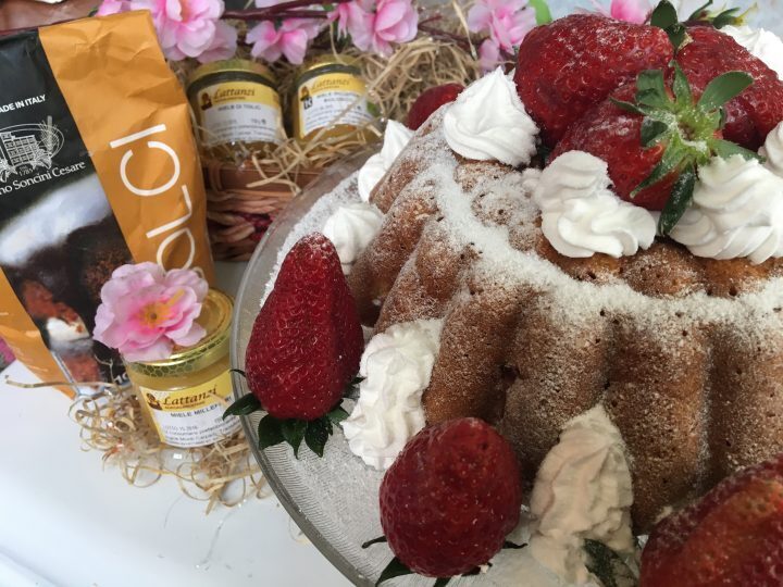 Ciambella leggera al miele e yogurt