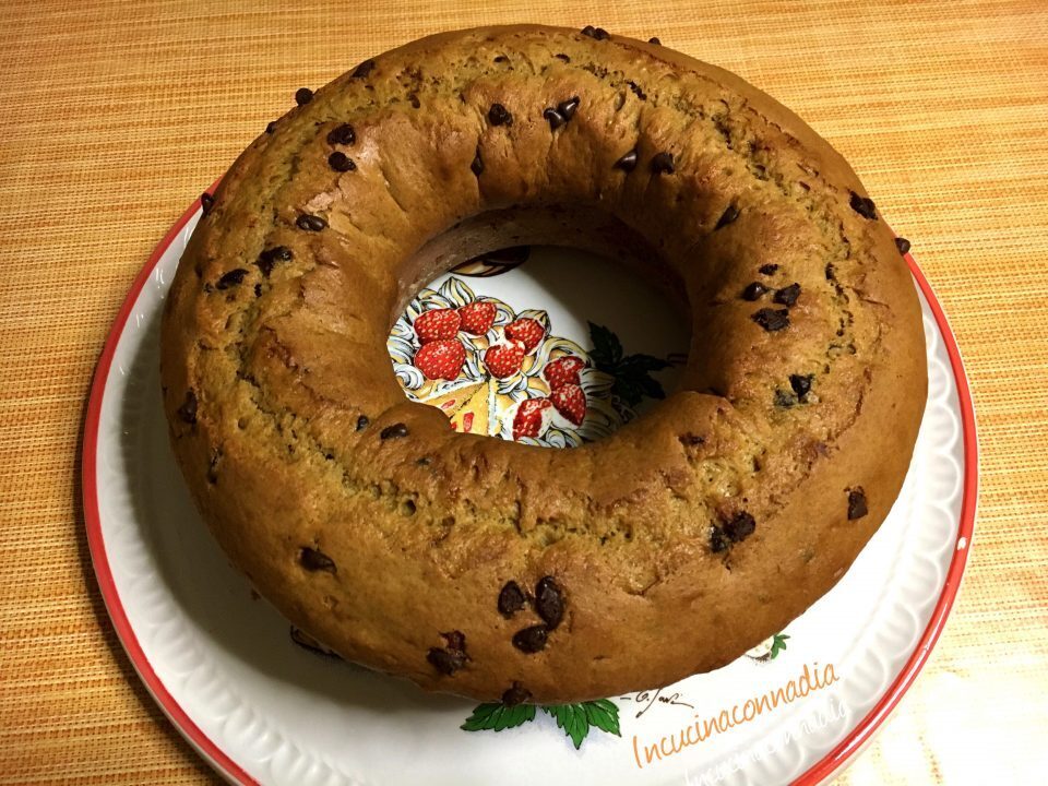 Ciambella leggera senza burro e latte con gocce di cioccolato