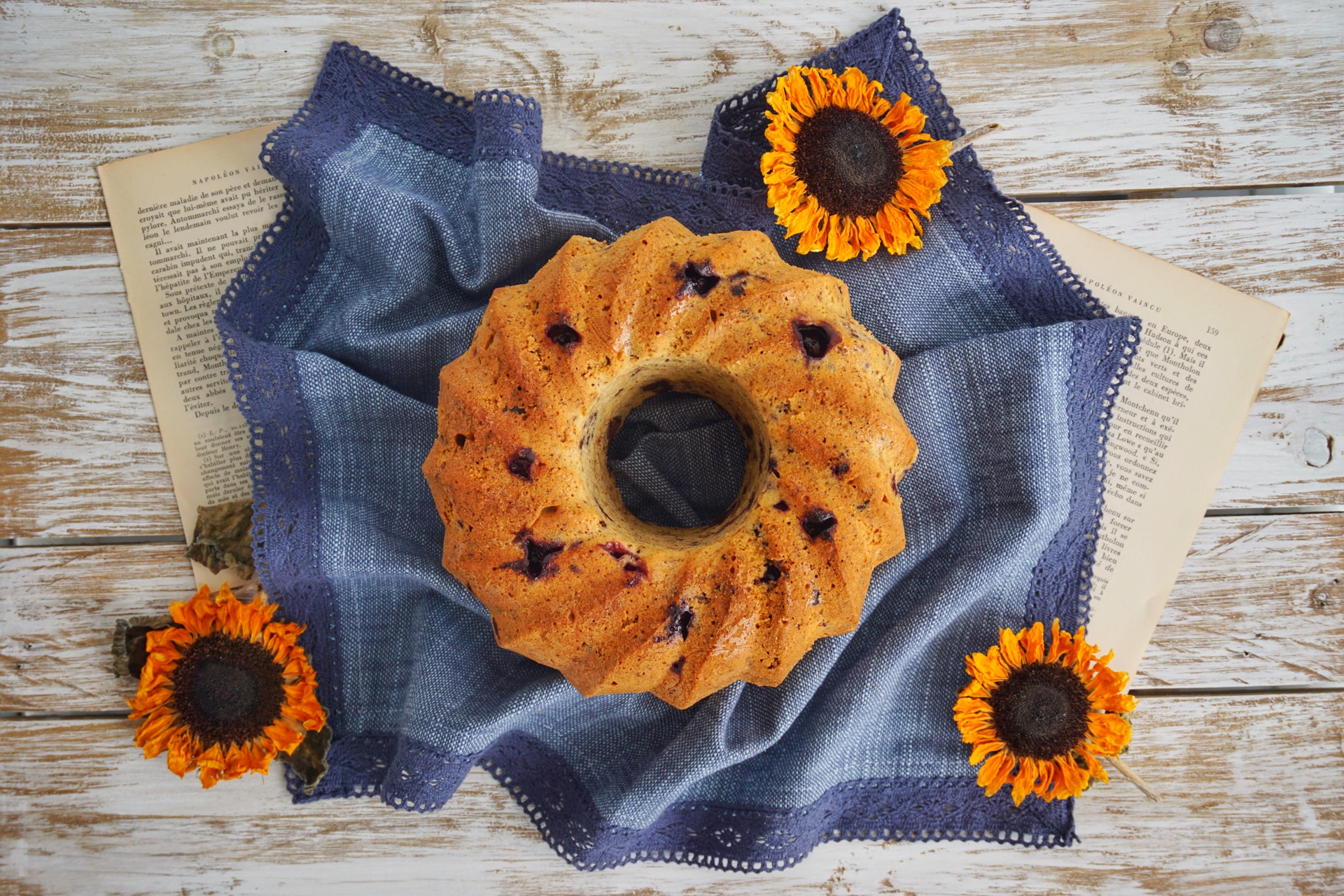 Ciambella mirtilli, arachidi salate e cioccolato