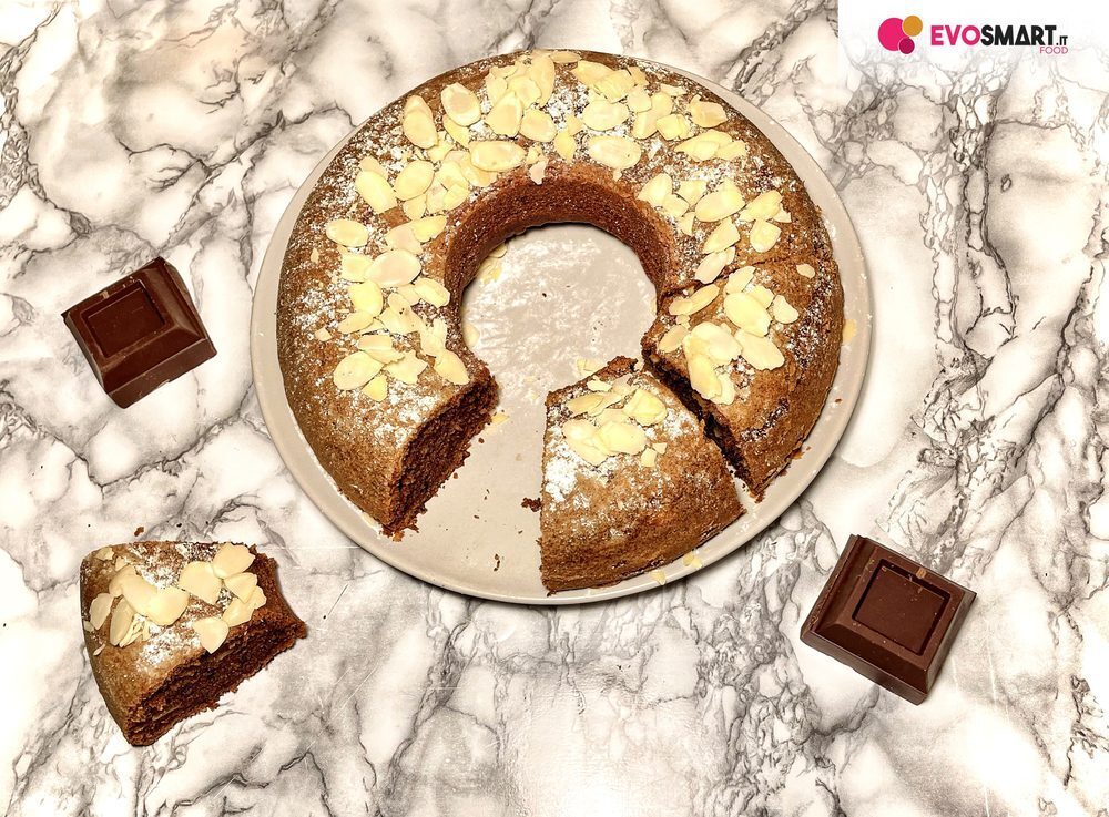 Ciambella morbida con panna cacao e mandorle