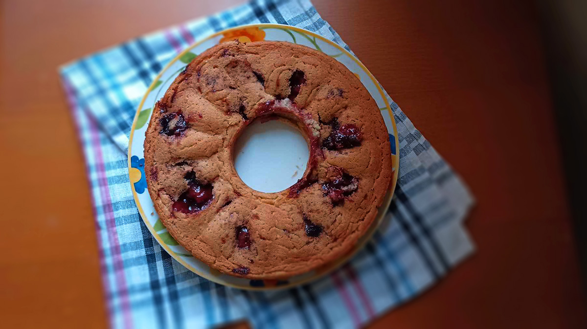 Ciambella morbida farcita con marmellata di ciliegie