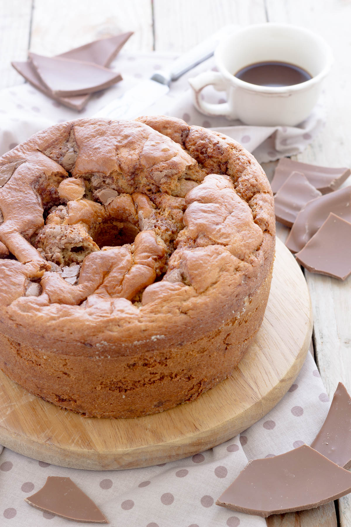 Ciambella morbidissima con uova di pasqua e caffè
