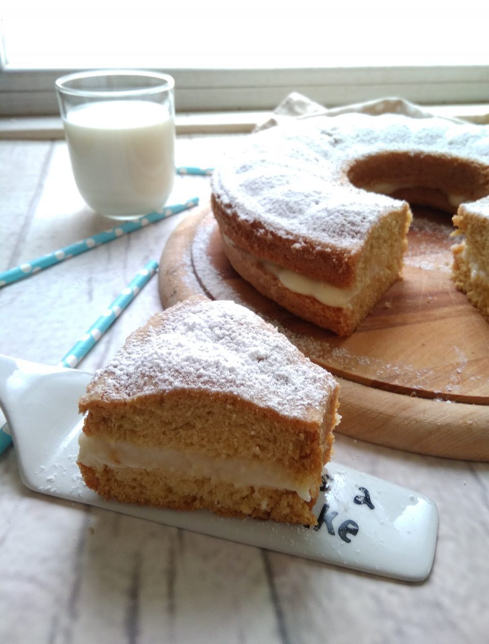 Ciambella paradiso farcita con crema al latte
