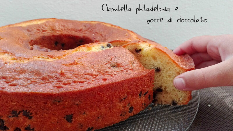 Ciambella philadelphia e gocce di cioccolato