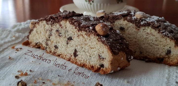 Ciambella romagnola con gocce di cioccolato e glassa alle nocciole
