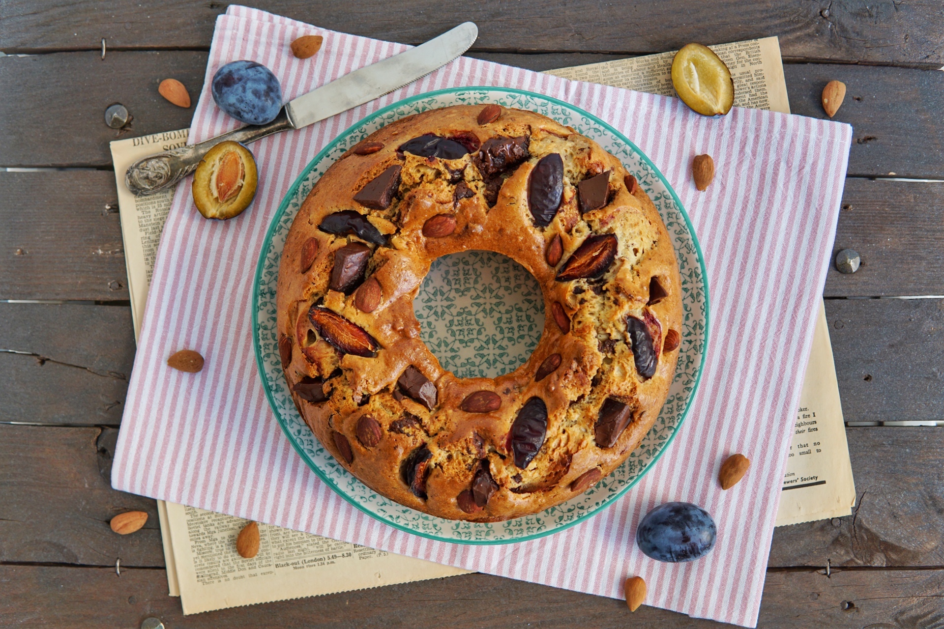 Ciambella rustica alle prugne e cioccolato fondente