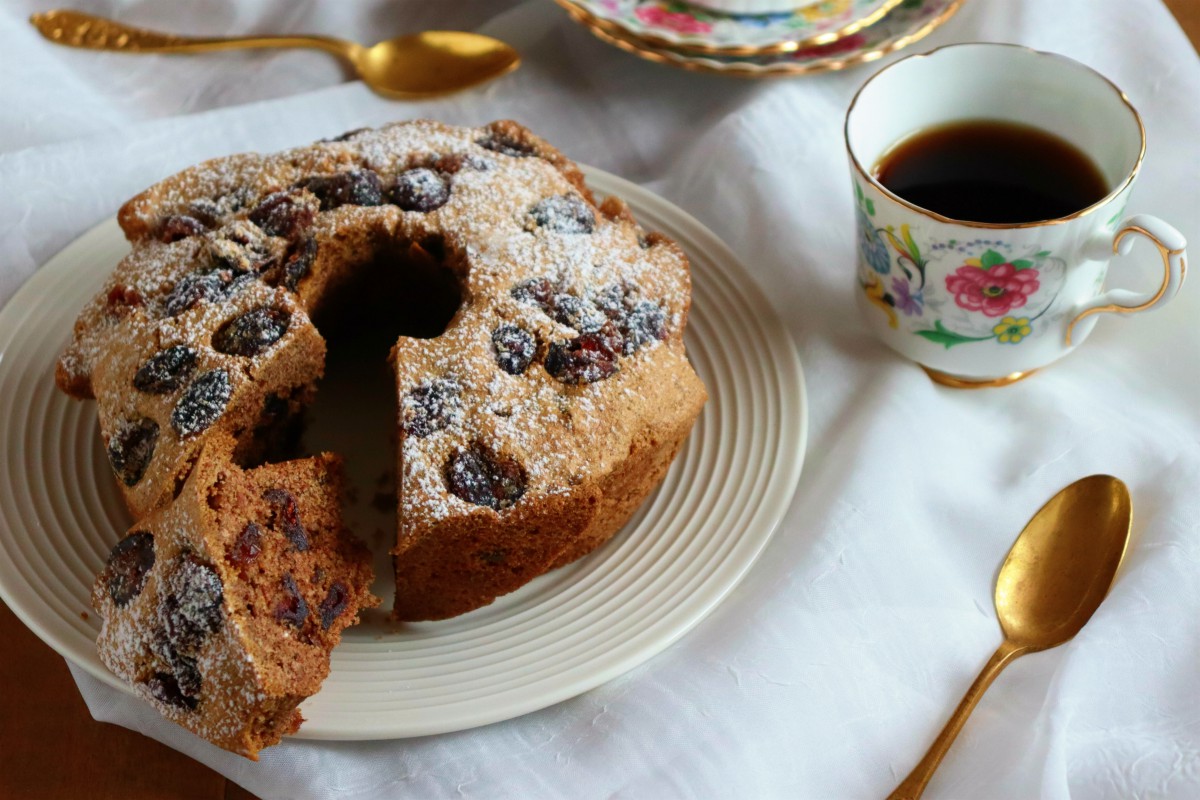 Ciambella rustica con orzo, grano saraceno e mirtilli