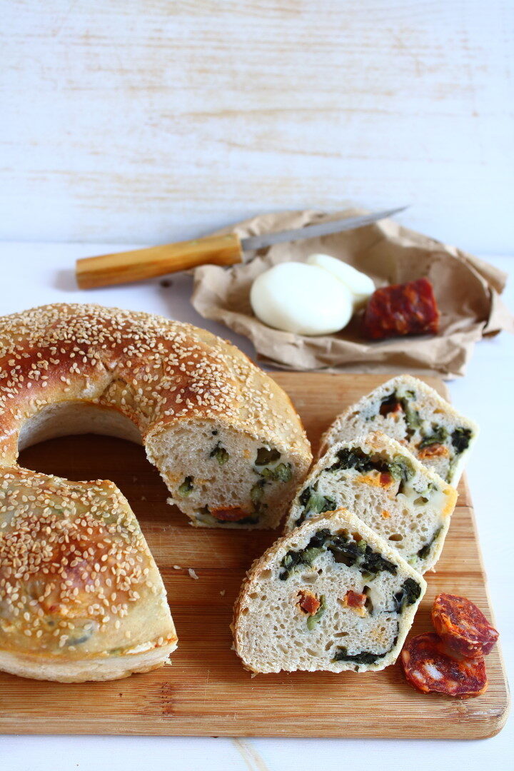 Ciambella salata con catalogna caciocavallo e salsiccia stagionata
