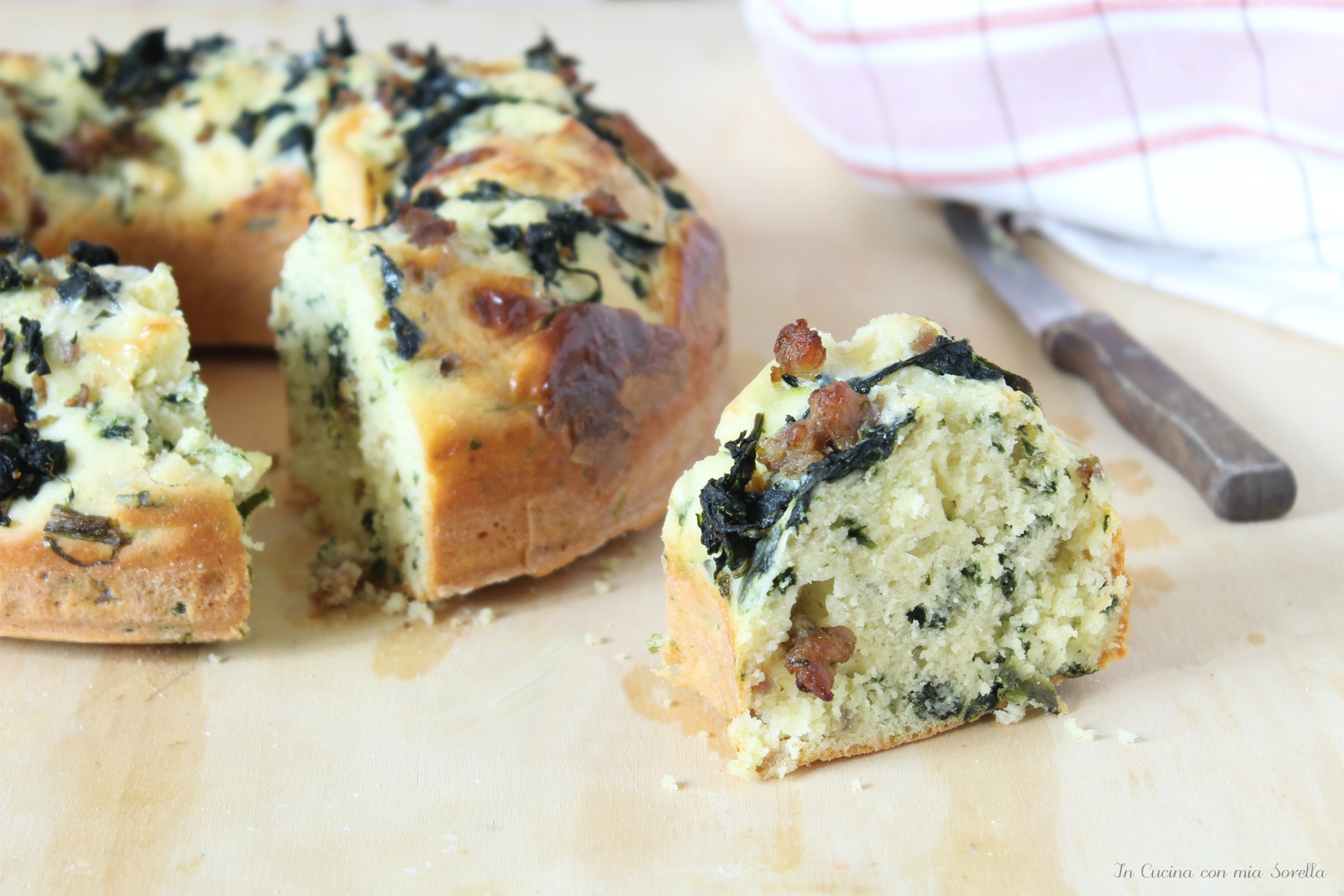 Ciambella salata con salsiccia e spinaci