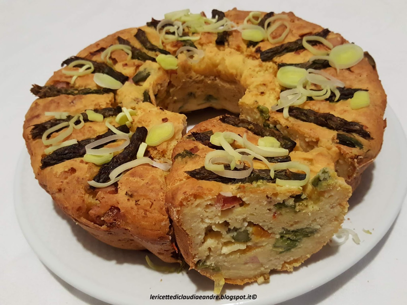 Ciambella salata svuota frigo con porri, asparagi, wurstel e peperone