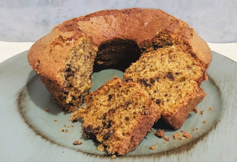 Ciambella semintegrale senza burro e senza latte con zucca e cioccolato in pezzi