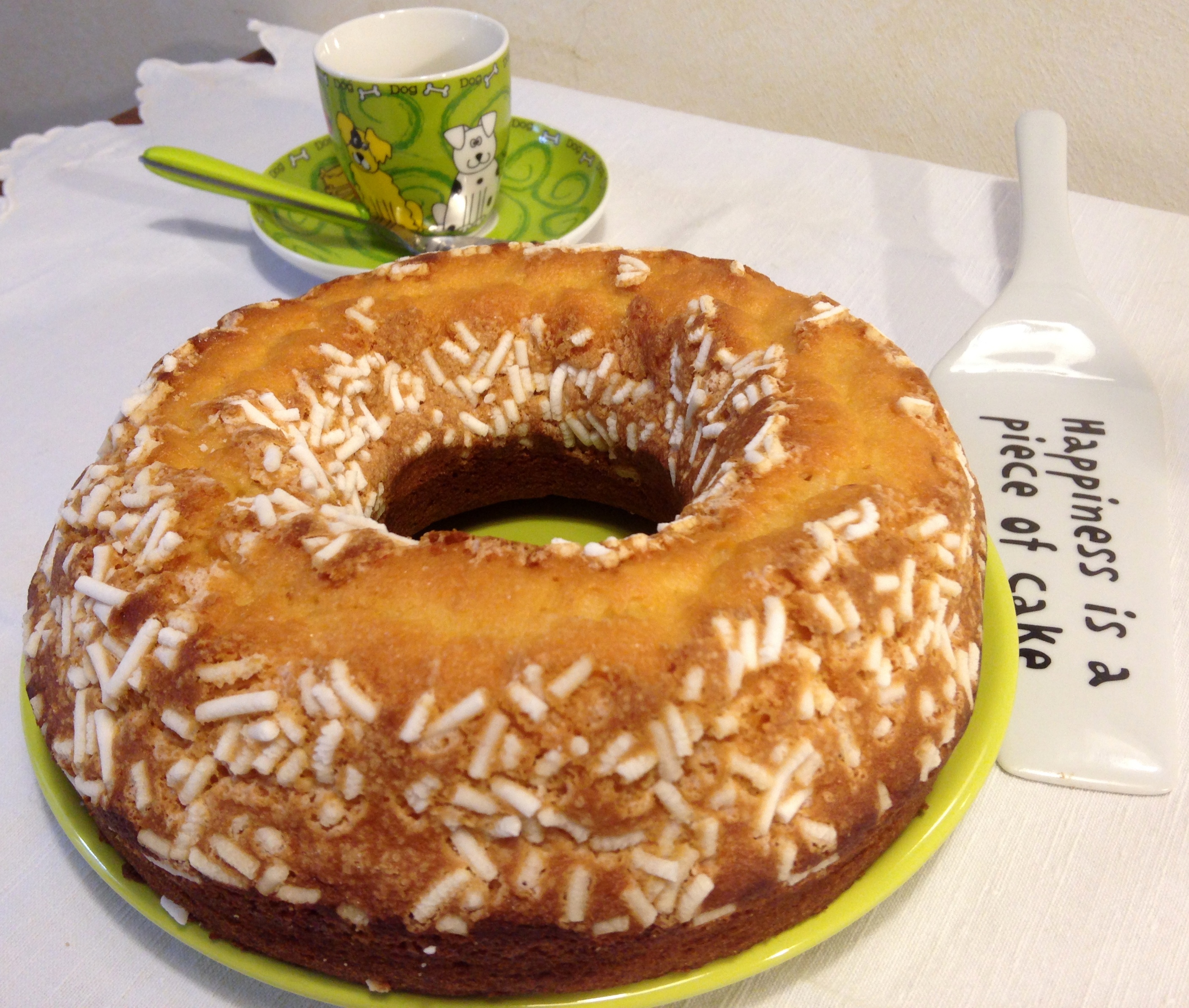 Ciambella semplice con granella di zucchero
