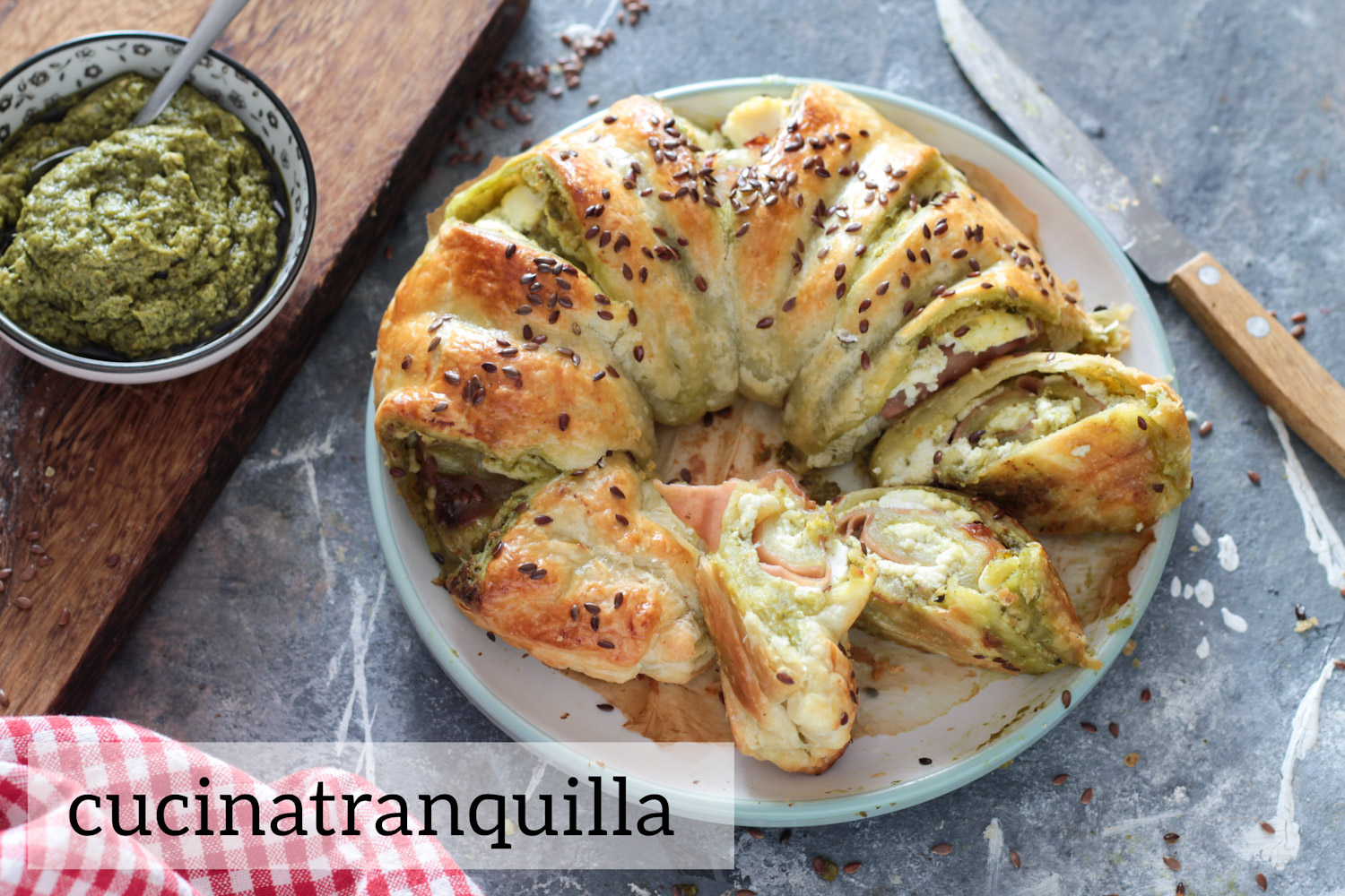 Ciambella sfogliata al pesto con ricotta e mortadella