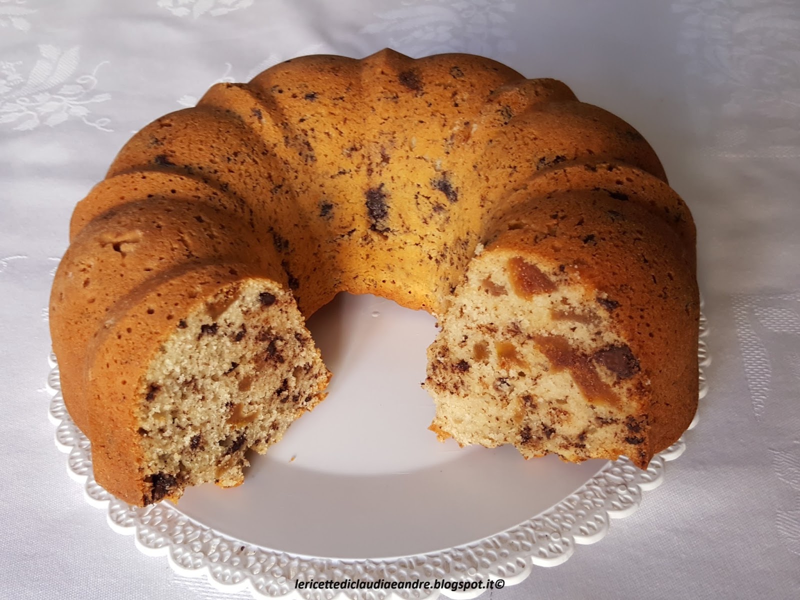 Ciambella soffice all’acqua, con fichi e cioccolato fondente