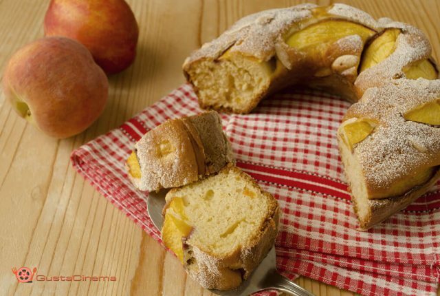 Ciambella soffice alle pesche e mandorle