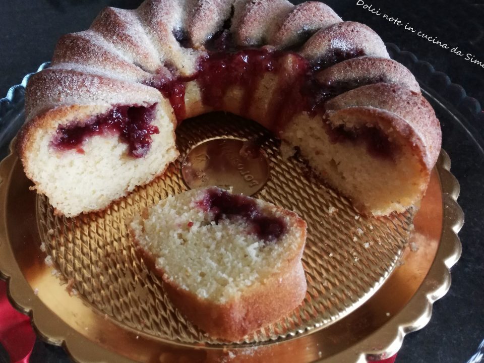 Ciambella soffice allo yogurt e marmellata