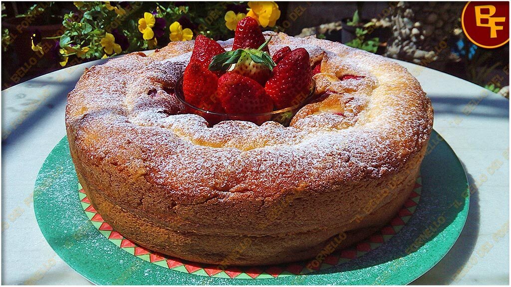 Ciambella soffice con fragole senza burro