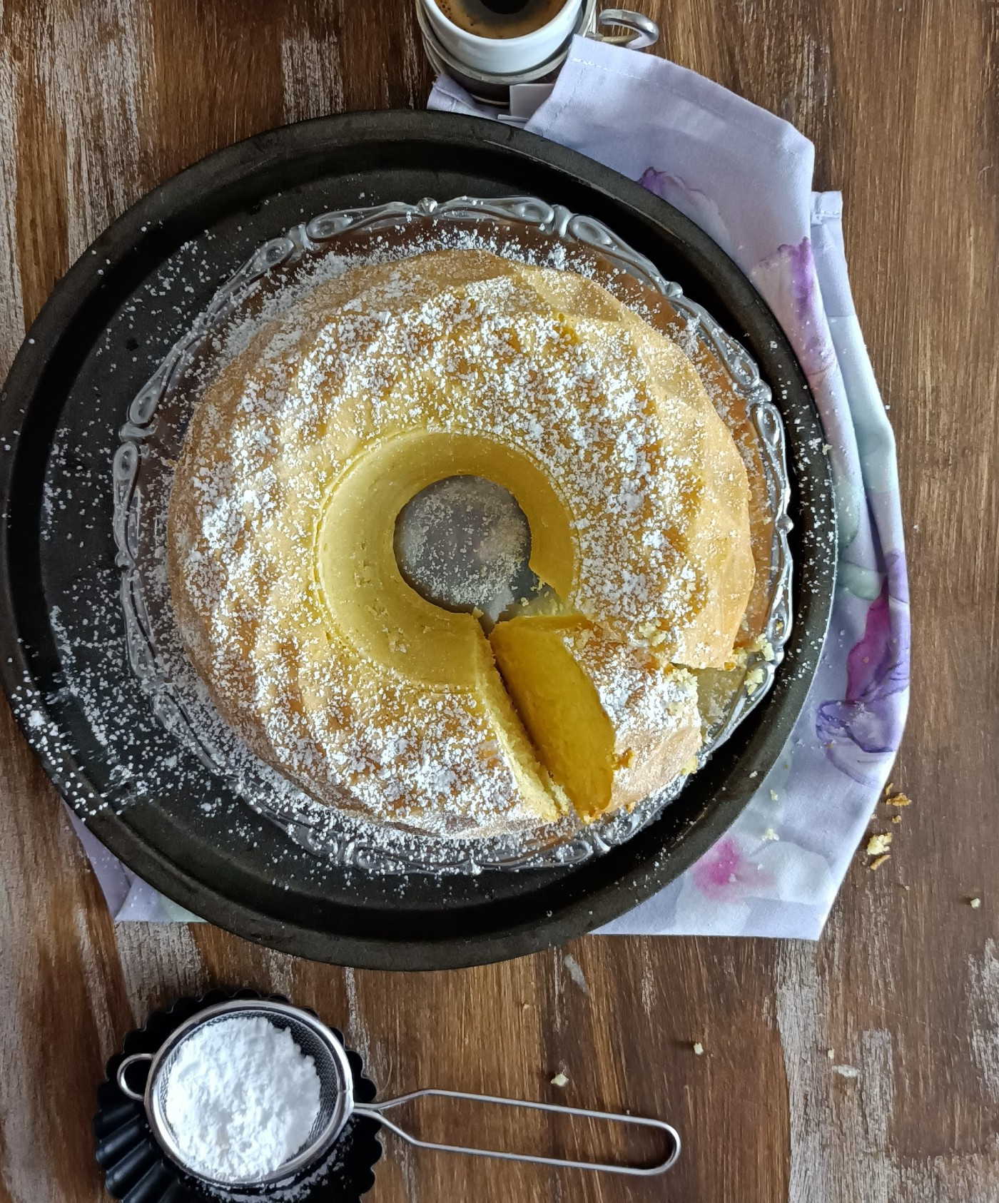 Ciambella soffice con margarina vegetale e formaggio cremoso