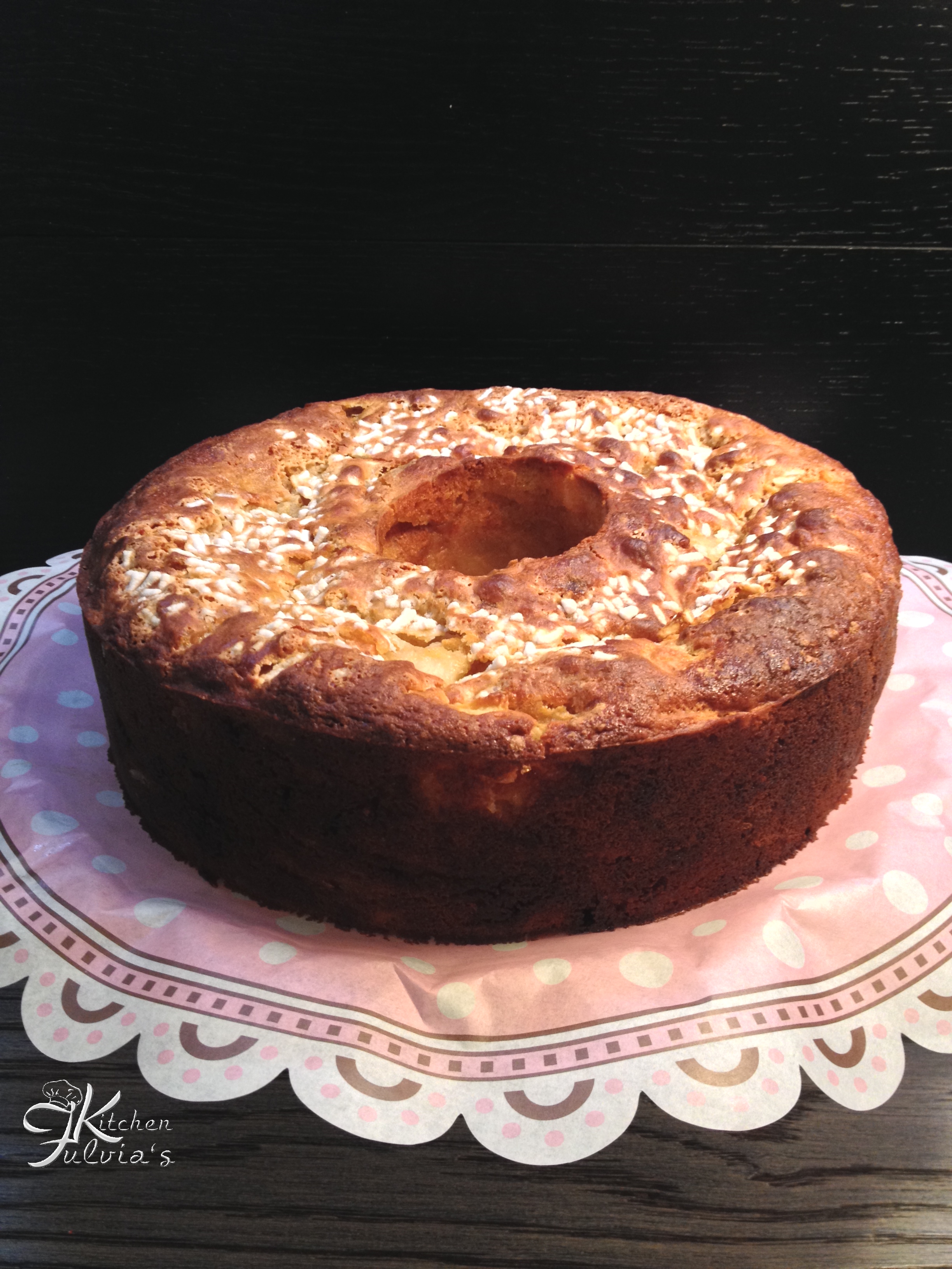 Ciambella soffice con pere e cioccolato bianco