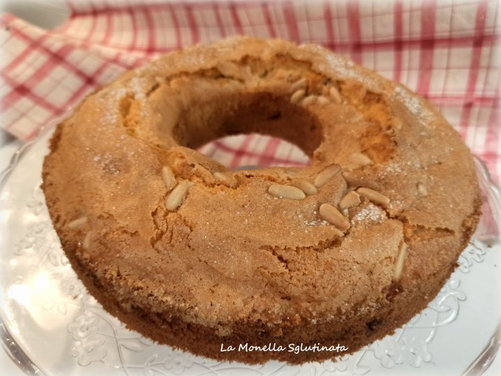 Ciambella soffice con uvetta e pinoli senza glutine